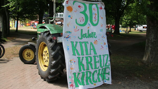 Jubiläum der Kita Kreuzkirche Altenwalde: Apfelbaum & Perlen der Zukunft (mit Fotos)