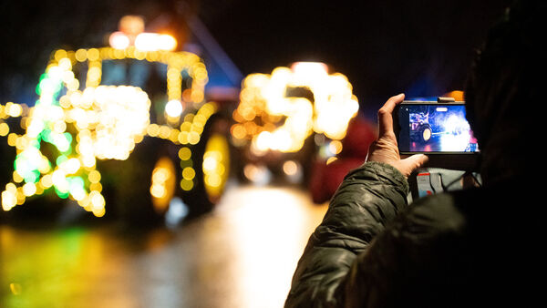 Geschmückte Traktoren erleuchten wieder das Cuxland bei der beliebten "Lichterfahrt"