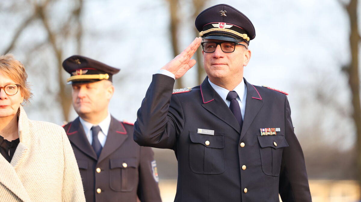 Ingo Graf (r.) wird als Abschnittsleiter feierlich verabschiedet; mit dem Otterndorfer Meik Kramer steht sein Nachfolger fest. Foto: Larschow