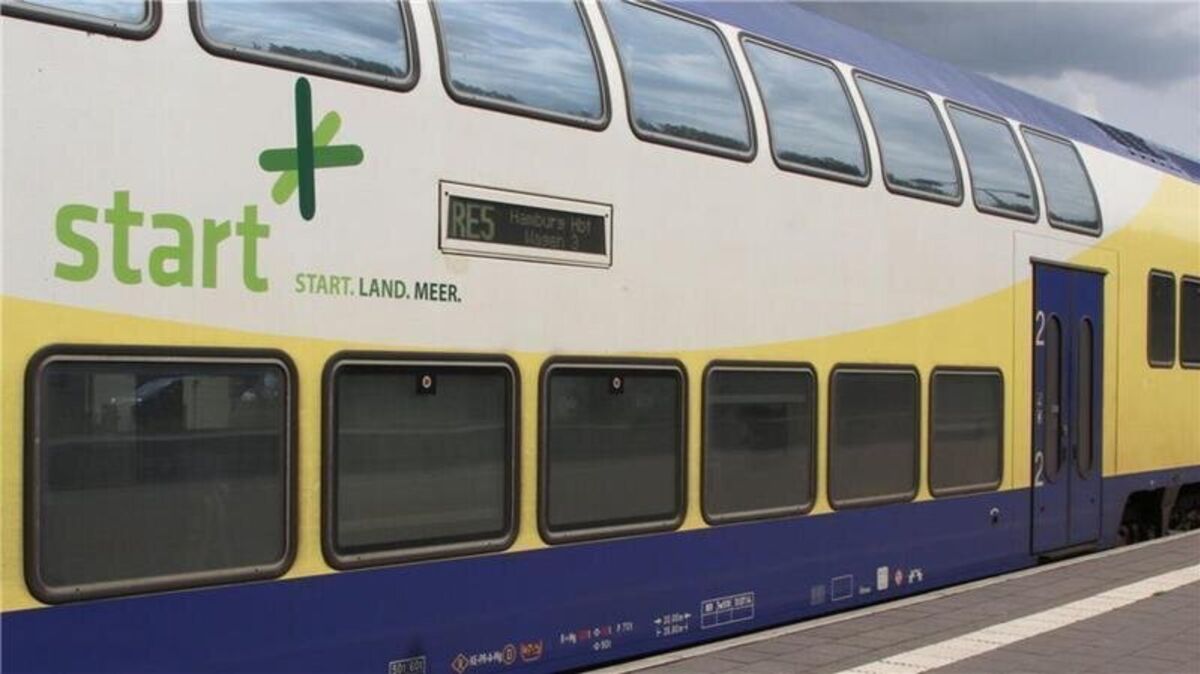 Fahrgäste zwischen Hamburg und Cuxhaven müssen sich auf neue Zug-Farben einstellen: Der Regionalexpress fährt demnächst im Rot der DB Regio. Foto: Reese-Winne