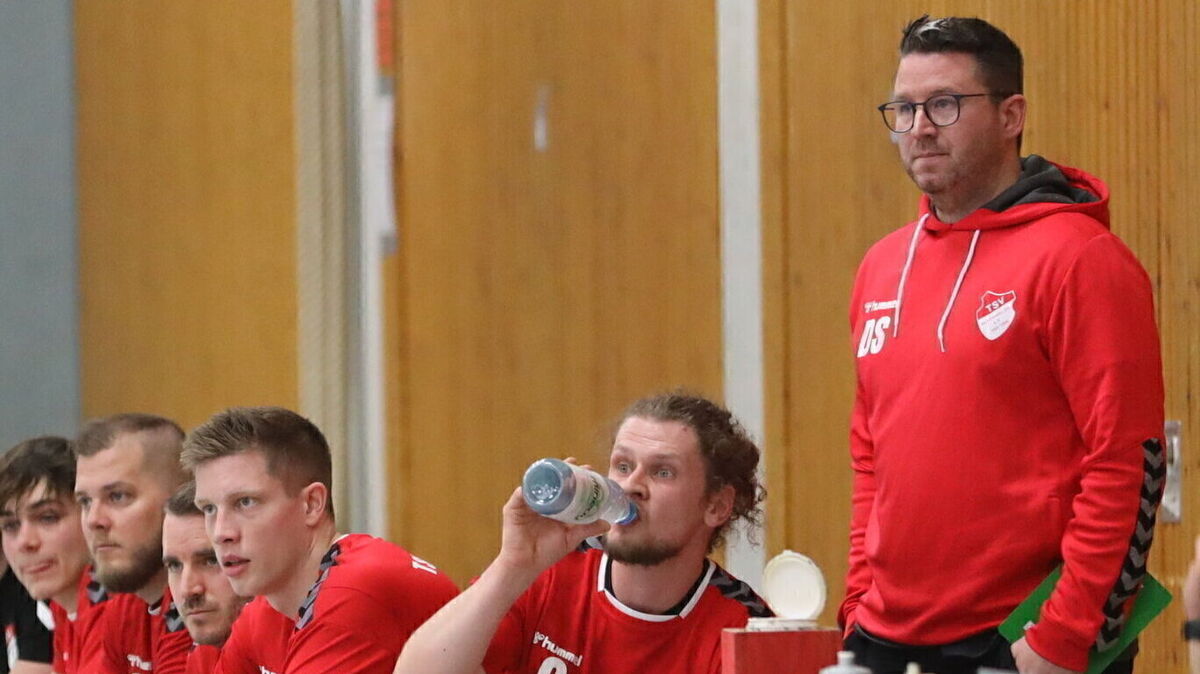 „Wir sind mit einem Punkt zufrieden, hatten uns aber ein bisschen mehr vorgenommen“, bilanzierte Trainer Daniel Schnautz vom Handball-Landesligisten TSV Altenwalde nach dem Spiel gegen den Hagener SV . Foto: Unruh