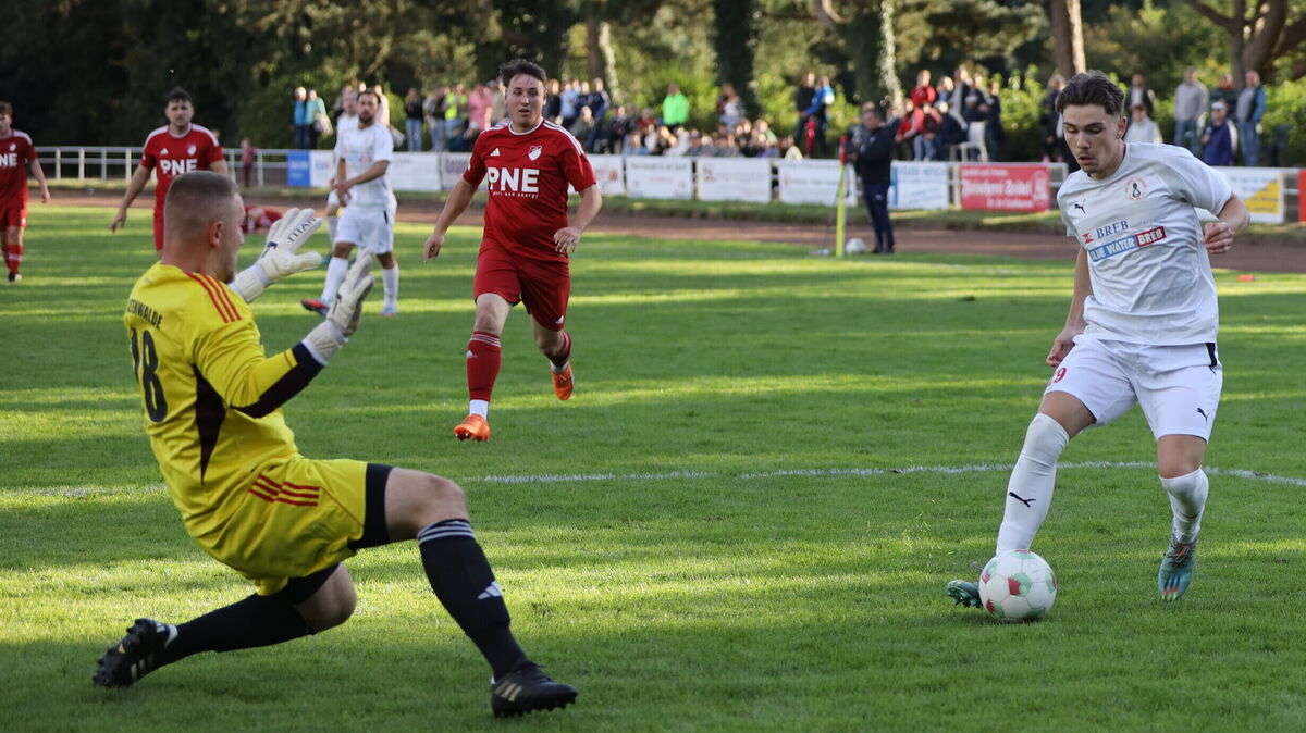 Am Sonnabend kommt es auf der Kampfbahn zum Stadtderby zwischen Rot-Weiss Cuxhaven und dem TSV Altenwalde. Das Hinspiel gewann der TSV mit 1:0. Foto: Unruh
