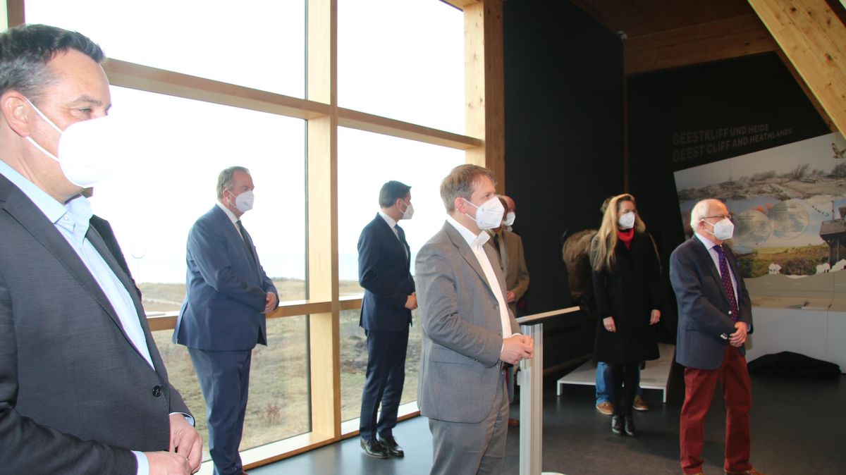 Niedersachsens Umweltminister Olaf Lies gab im WattBz grünes Licht für den Deichbau in Cuxhaven-Sahlenburg. Vertreter aus dem Landtag, Stadtrat und der Verwaltung lauschten dem Minister. Foto: Potschka