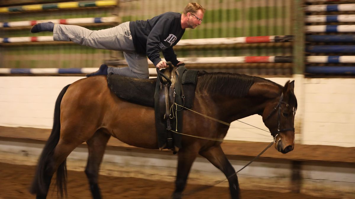 Diese Figur aus den Pflichtübungen der Voltigierer nennt sich Fahne. CN/NEZ-Sportredakteur Frank Lütt hatte diese Aufgabe erst auf einem sogenannten Holzbock geübt, ehe es dann auf das Pferd Sir Balou ging. Das Tier trägt auch noch einen Spitznamen, nämlich Schnappy. Foto: Merkl