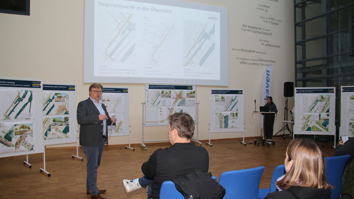Oberbürgermeister Uwe Santjer und Stadtbaurat Andreas Eickmann (Foto) freuen sich, heute in der Bürgerhalle des Rathauses mit interessierten Bürgerinnen und Bürgern über die Entwürfe für das Deichband ins Gespräch zu kommen. Foto: Potschka