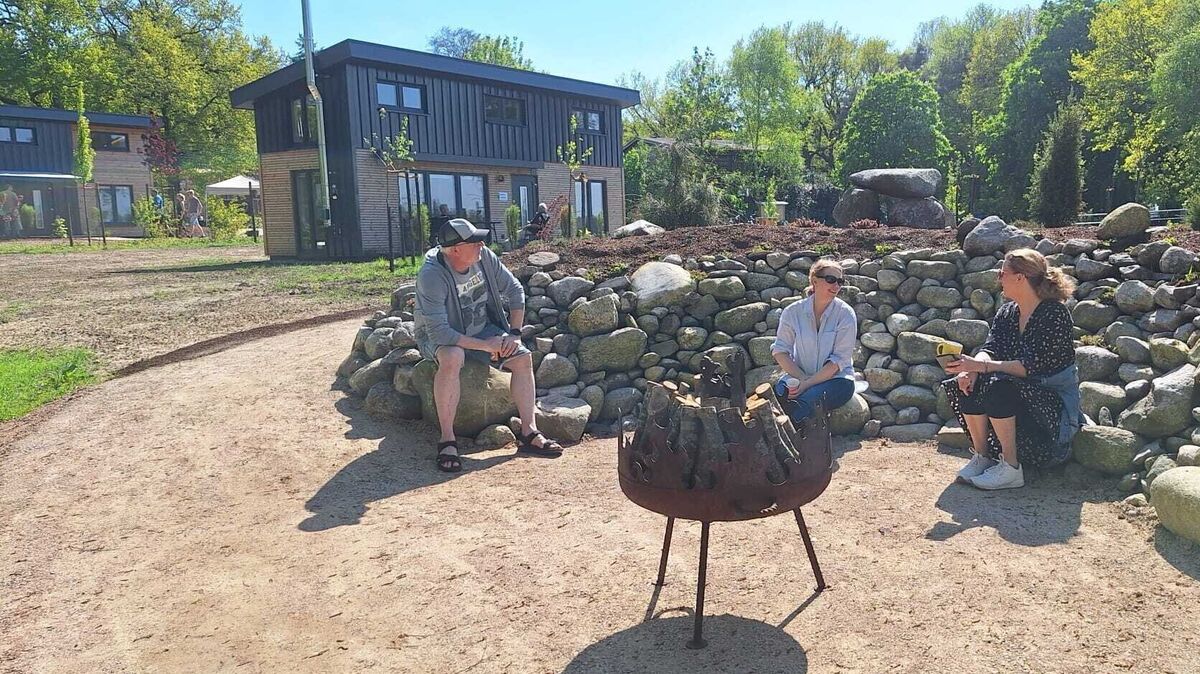 Zu den Tiny-Houses gehört auch eine Feuerstelle. Foto: Lutter