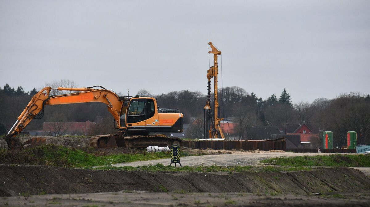 Seit Wochen rührt sich nichts mehr auf der Baustelle: Nachdem es Probleme bei der Stabilisierung des Baugrundes im Bereich der neuen Ostebrücke bei Hechthausen gegeben hat, geht es frühestens im nächsten Jahr weiter. Unklar ist: Wann und wie? Foto: Egbert Schröder