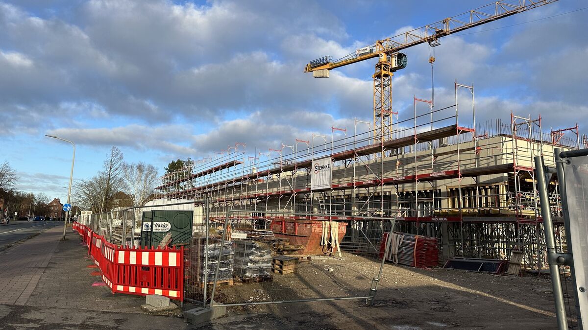Baustelle der neuen Vierfeld-Sporthalle an der Beethovenallee in Cuxhaven: Sie ist gleichzeitig als Notquartier mit Platz für 400 Feldbetten vorgesehen. Foto: Reese-Winne