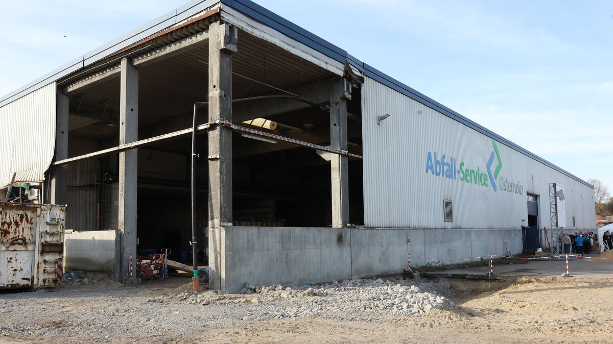 In dieser Halle auf dem Gelände des Entsorgungszentrum entsteht unter anderem der neue Logistikbereich der Bioabfallvergärungsanlage. Foto: Larschow