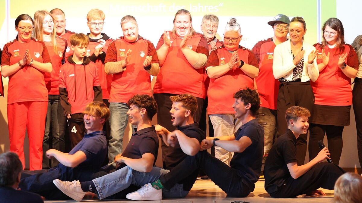 „Küstensterne des Sports“: So sitzen die erfolgreichen Sportler des TSV Otterndorf in ihrem Doppelvierer, wenn sie zu ihren zahlreichen Medaillen rudern. Foto: Larschow