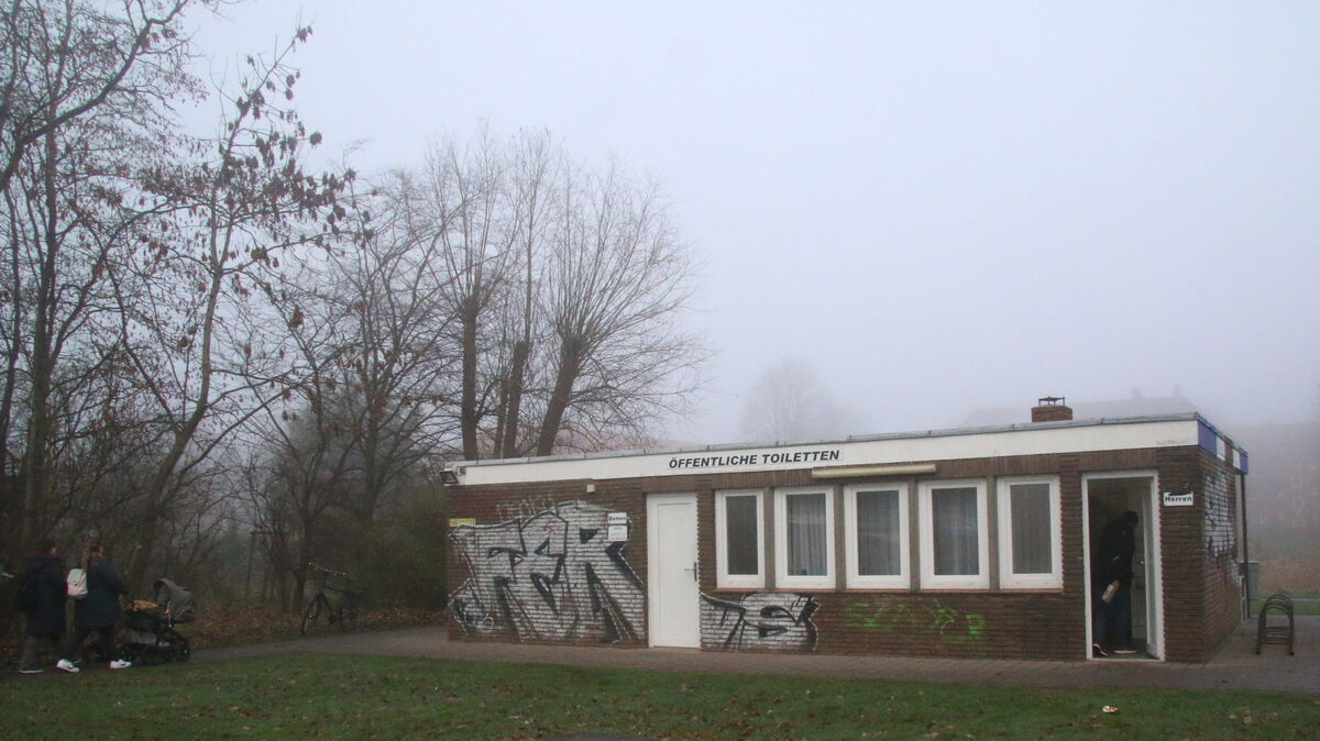 Graffiti-Schmierereien prägen das Erscheinungsbild des alten Sanitärtrakts am Wochenmarktplatz. Der marode Flachbau soll durch einen zukunftsweisenden Neubau mit Photovoltaik und E-Bike-Ladestation ersetzt werden, sehr zum Unmut der FDP, die von „luxuriösem Schnickschnack" spricht. Foto: Potschka