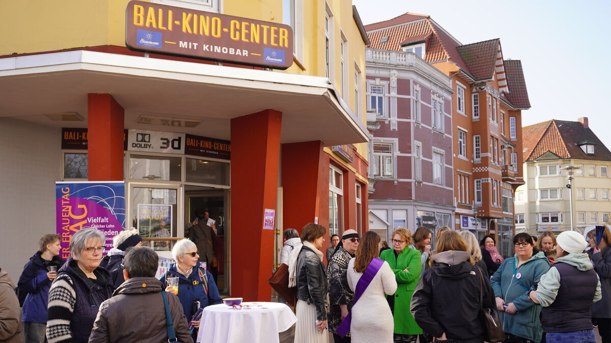 Teilnehmerinnen des „Enough“-Frauenstreiks versammeln sich vor dem Bali-Kino in Cuxhaven, um für Gleichberechtigung und gegen Gewalt zu demonstrieren. Foto: Brettschneider
