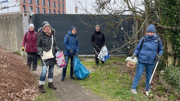 Warum diese Frauen in Cuxhaven freiwillig Müll aufsammeln - und was sie dabei erleben