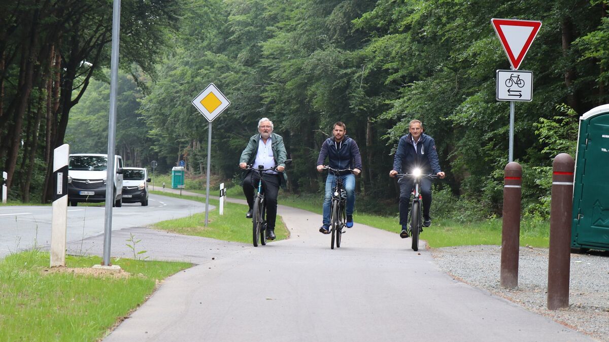 Axel Quast, Kreistagsmitglied und Bürgermeister von Mittelstenahe, Frank Springer, Bürgermeister der Samtgemeinde Börde Lamstedt, und der CDU-Landtagsabgeordnete Claus Seebeck aus Flögeln (v.l.n.r.) traten in die Pedale, um den neuen Radweg zu testen. Foto: Mangels