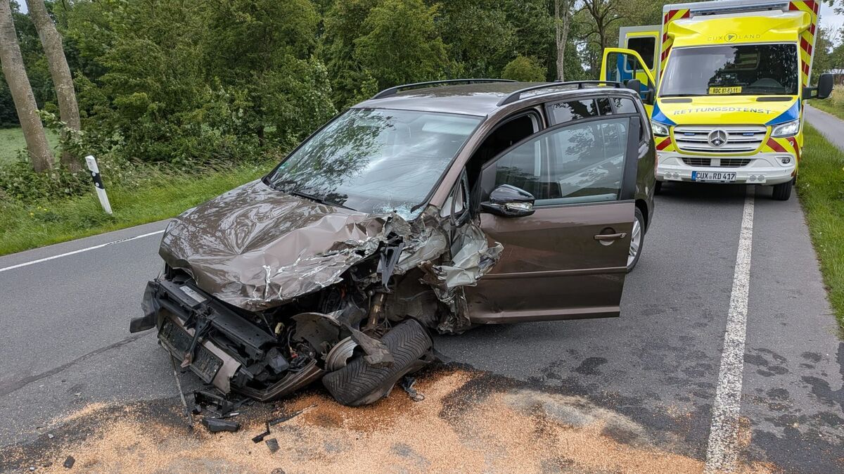 Der Fahrer des VW Touran wird nicht eingeklemmt. Er kommt nach der medizinischen Erstversorgung verletzt in das Krankenhaus Land Hadeln. Foto: Lange