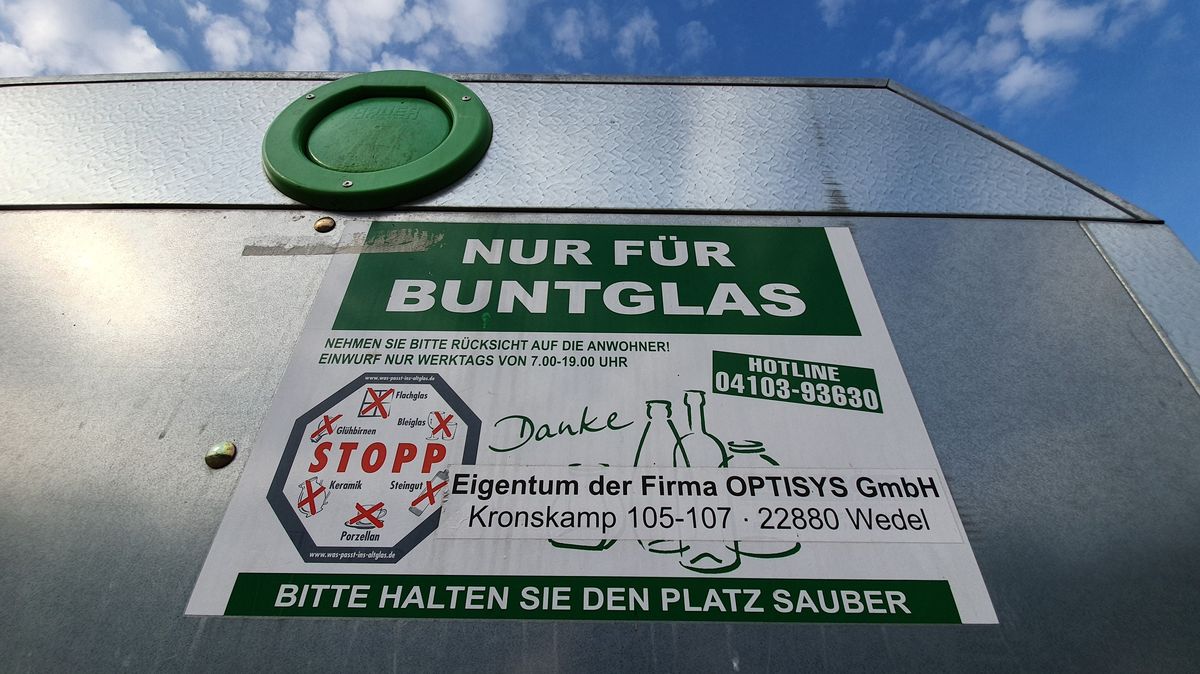 Eigentlich dürfen Altglas und Flaschen am Taubenring/Amselweg nur an Werktagen von 7 bis 19 Uhr eingeworfen werden. Anlieger klagen, dass diese Zeiten immer wieder missachtet werden würden. Foto: Leuschner