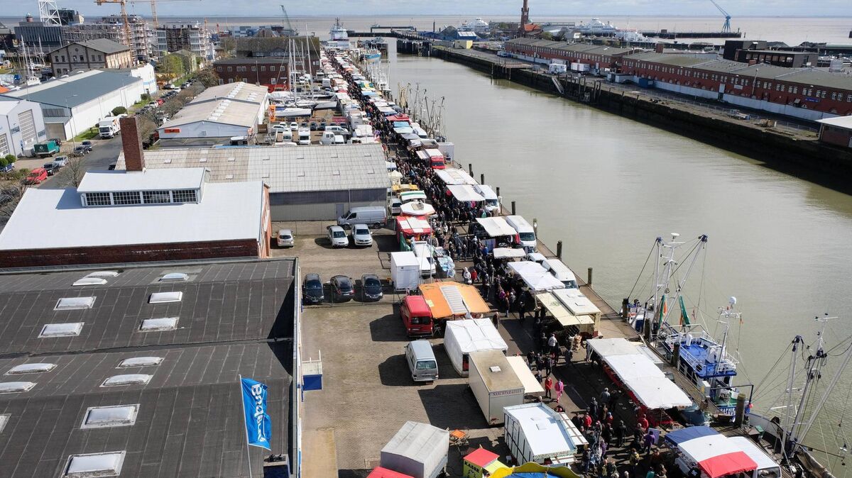 Der Fischmarkt in Cuxhaven aus der Vogelperspektive: Zu beiden Seiten des Nordseekais im Alten Fischereihafen reihen sich auf ganzer Länge die Buden und Stände. Foto: Tonn