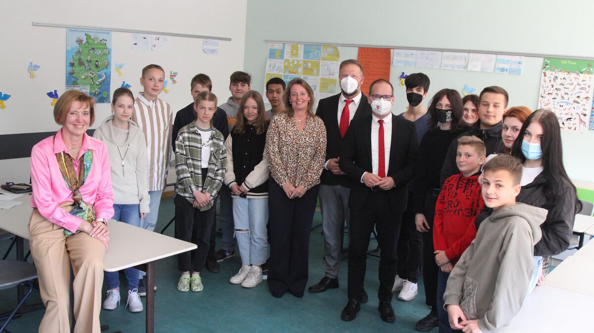 Kultusminister Grant Hendrik Tonne (vorn, rote Krawatte) wollte von den ukrainischen und deutschen Jugendlichen erfahren, was sie sich in dieser Lage von der Schule wünschen. Links Tatjana Steinke, Mitte Susanne Knaus, rechts neben ihr Hans-Christian Seebeck. Foto: Reese-Winne