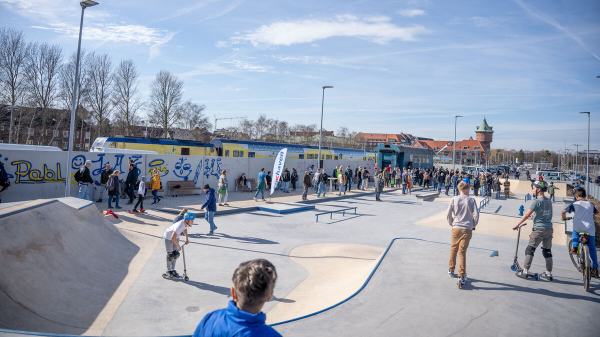 Kinder, Jugendliche und Erwachsene kamen zur feierlichen Eröffnung des Skateparks und stürzten sich auf die Hindernisse. Foto: Keck
