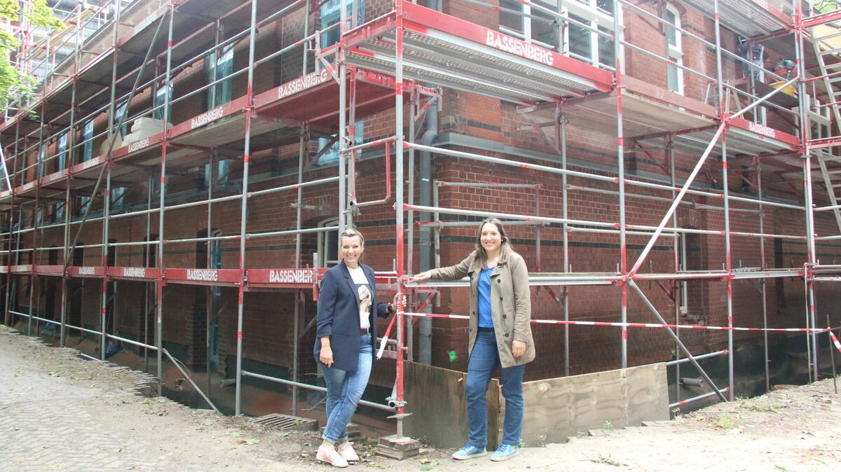 Die Hebammen Dorothea Kruft (r.) und Stefanie Keller freuen sich auf die Eröffnung des ersten Cuxhavener Gebrutshauses im Gebäude des ehemaligen Stadtarchivs Cuxhaven an der Altenwalder Chaussee. Foto: Potschka