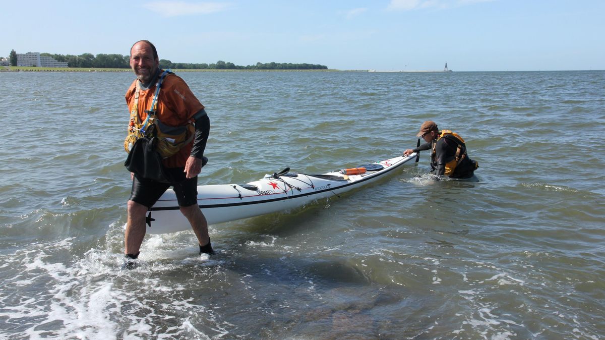 Ralf Gowers (l.,50) und Steffen Wagner (55) landeten am Montagnachmittag nach einem neunstündigen Törn durch die Deutsche Bucht an der Bootsrampe in der Grimmershörnbucht an. Foto: Sassen
