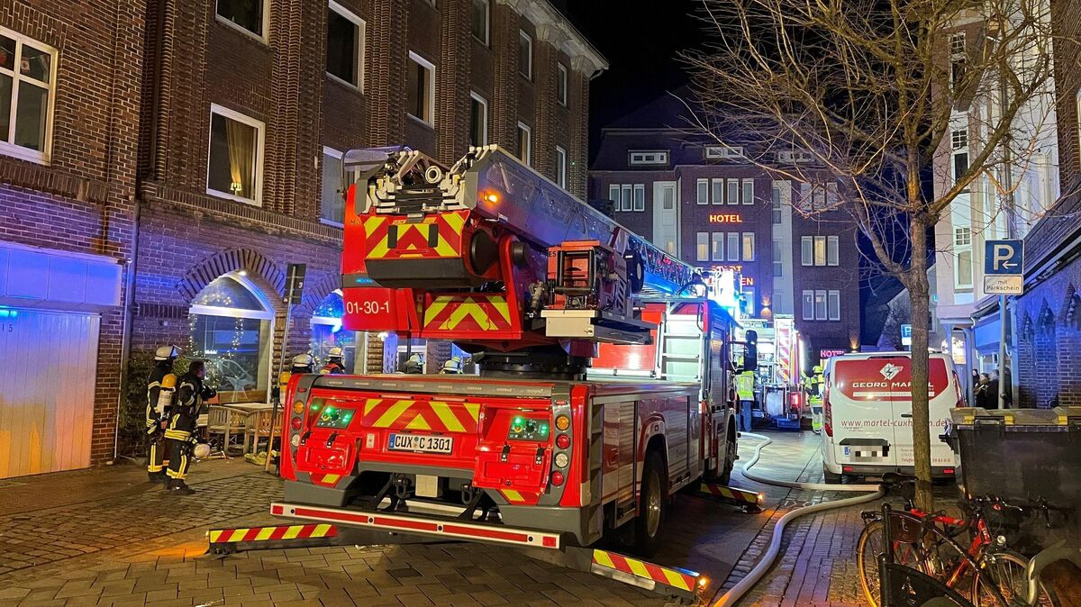 Feuerwehreinsatz im Alten Deichweg: Feuerwehrfahrzeuge sichern das Wohngebäude mit Café in Cuxhaven, während die Ermittlungen zur Rauchentwicklung fortgesetzt werden. Foto: Lütt