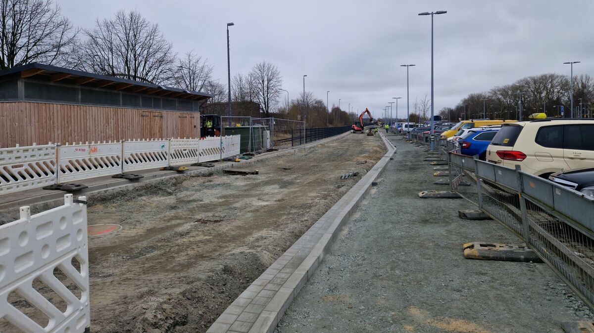 Derzeit wird am Bahnhofsparkplatz in Cuxhaven an der Erschließungsstraße gearbeitet. Hier sollen provisorisch zusätzliche Parkplätze entstehen. Foto: Larschow