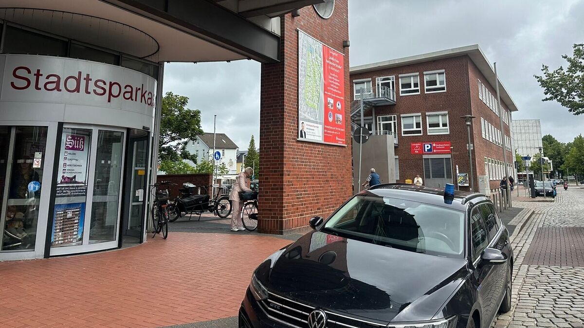 Am Donnerstagmittag rückte die Polizei wegen eines Randalierers bei der Stadtsparkasse in Cuxhaven aus. Foto: Francke
