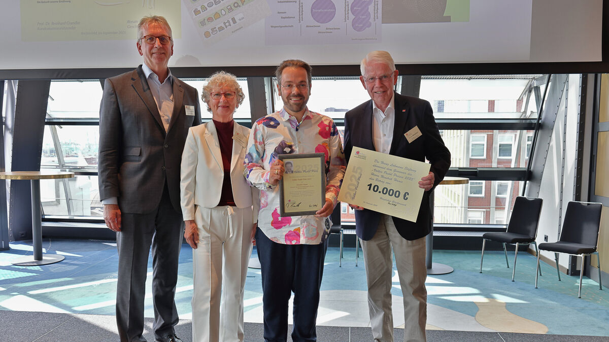 Großer Bahnhof für Hendrik Haase in Hamburg (v.l.n.r.): Prof. Dr. Reinhard Grandke, Kuratoriumsvorsitzender der Heinz Lohmann Stiftung, Renate Grothkopf, Geschäftsführerin der Heinz Lohmann Stiftung, Preisträger Hendrik Hasse und Paul-Heinz Wesjohann, Kuratoriumsmitglied der Heinz-Lohmann-Stiftung. Foto: B. Ellrott