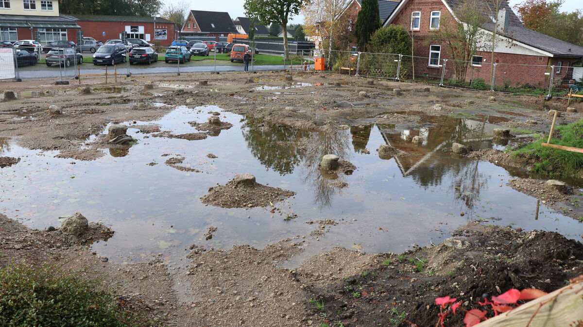 Auf der Baustelle für den Neubau des Feuerwehrhauses im Ihlienworther Dorfzentrum ist es auffällig ruhig.  Weil eine Firma mehrere Pfähle falsch gesetzt hat, kommt es zu Verzögerungen. Foto: Mangels