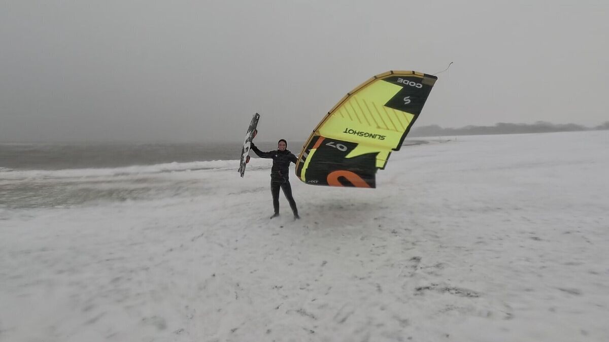 Der Cuxhavener Kitesurfer Fabian Frick hat sich im Wintersturm mit Board und Schirm auf das Wasser getraut - und einen neuen Höhenrekord aufgestellt. Foto: Frick