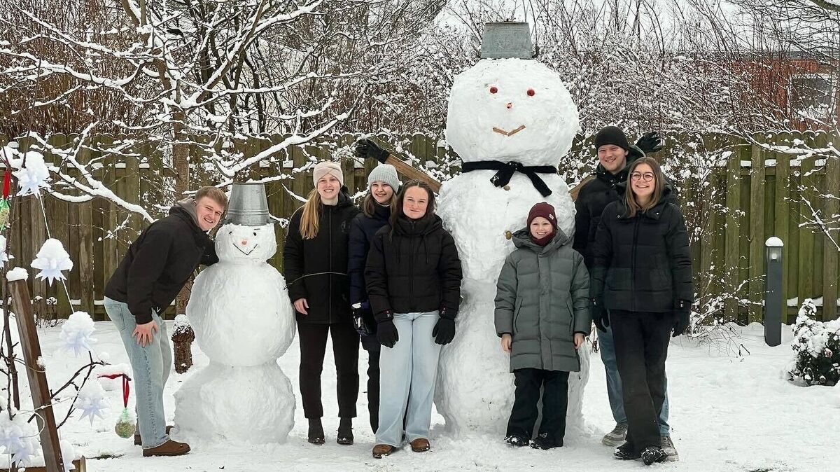 Familie Castedello, Thalmann und Icken haben diese riesige Schnee-Familie gebaut. Der „Papa“ ist circa 2,50 Meter groß und steht in Cuxhaven-Stickenbüttel. Foto: Castedello