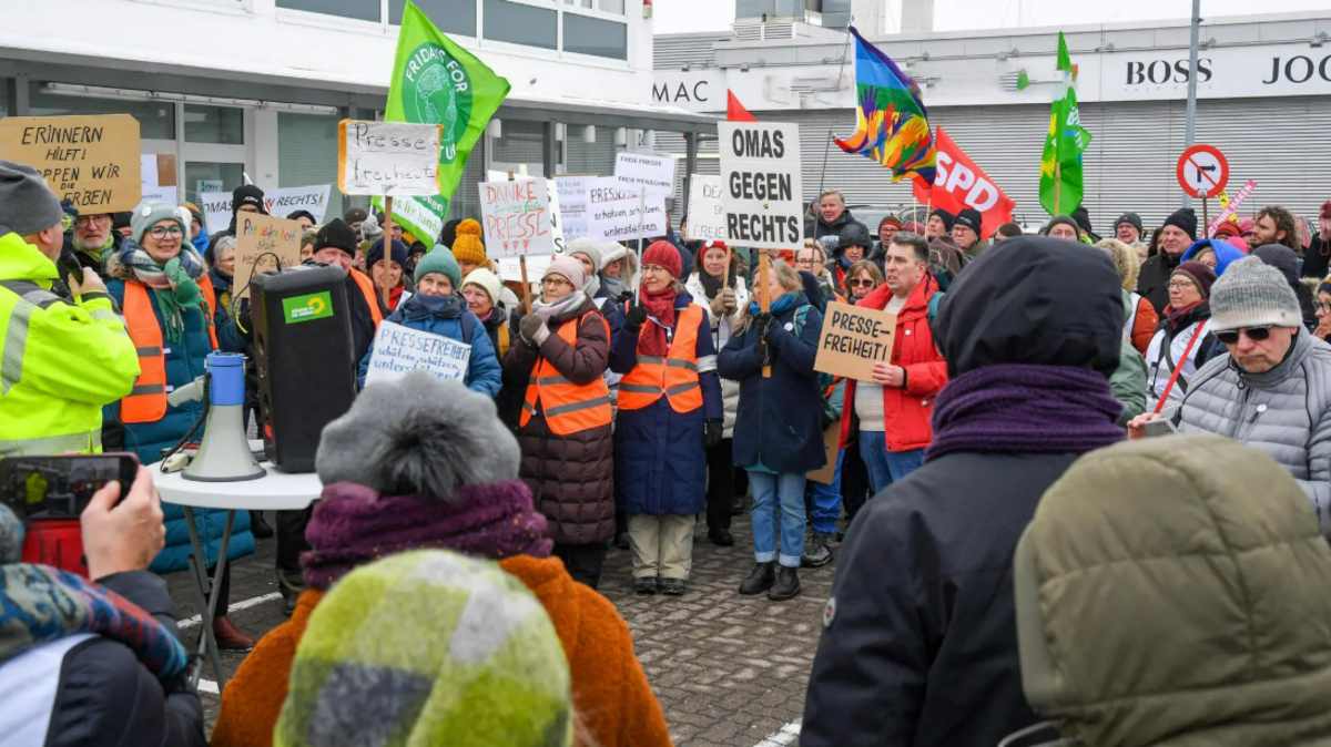 Mehrere Bündnisse für Menschenrechte und Demokratie haben zur Protestkundgebung vor dem Pressehaus der Cuxhavener Nachrichten/der Niederelbe-Zeitung aufgerufen. Foto: Scheschonka