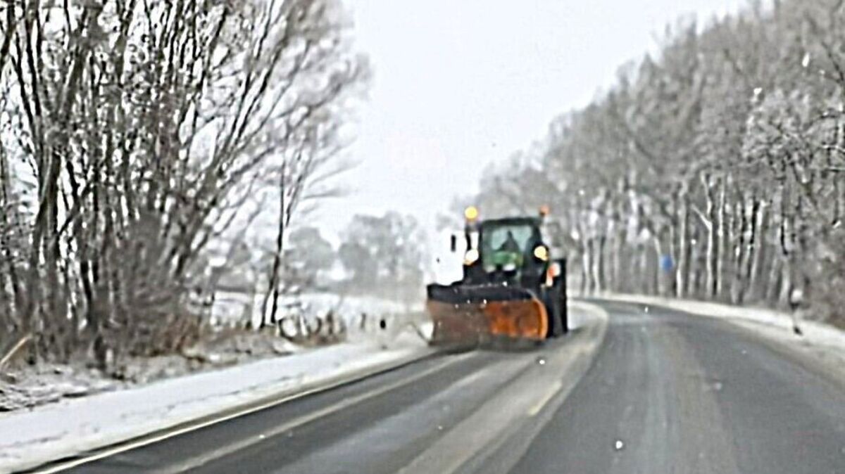 Das Auto stößt mit dem Räumfahrzeug zusammen. Foto: privat
