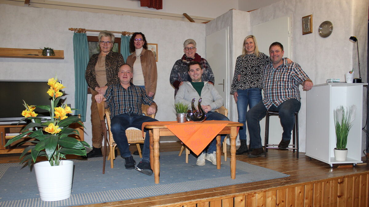 Die Theaterspieler des SV Armstorf warten auf ihren ersten Auftritt. Foto: Morjan