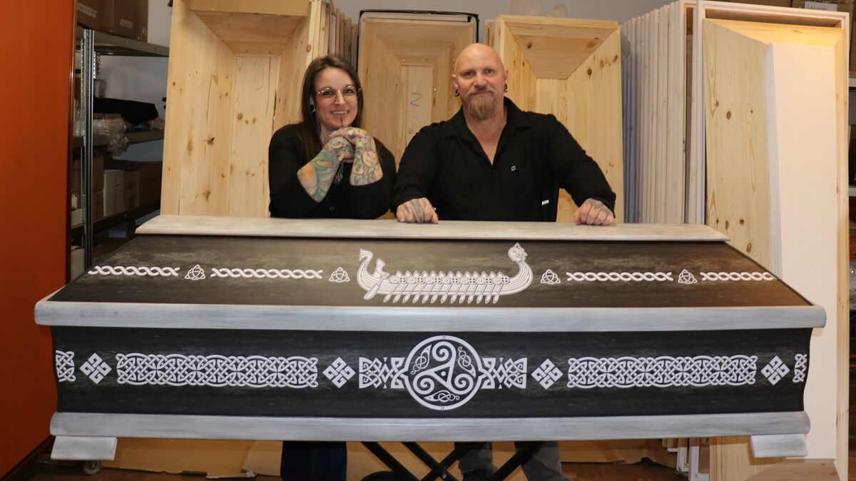 Ina (40) und Markus Merz (52) aus Odisheim gestalten Urnen und Särge in bunten Farben und individuellen Designs. Foto: Mangels