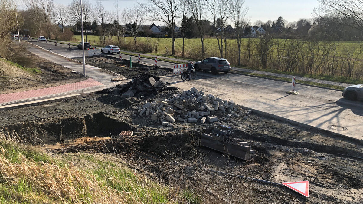 Die Baustelle an der Theodor-Heuss-Allee in Cuxhaven: Eine entfernte Asphaltdecke sorgt für Unverständnis in der Bevölkerung. Foto: Brüggemann