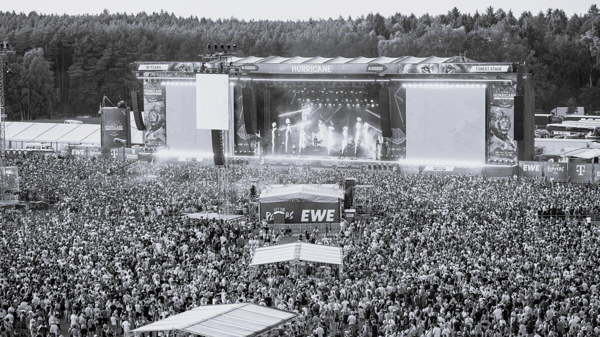 Papa Roach performen auf dem Hurricane-Festival in Scheeßel. Das "Hurricane" zählt zu den größten deutschen Open-Air-Festivals und feiert in diesem Jahr 30-jähriges Jubiläum. Im Jahr 2026 ist eine Frau ums Leben gekommen. Foto: picture alliance/dpa | Markus Hibbeler