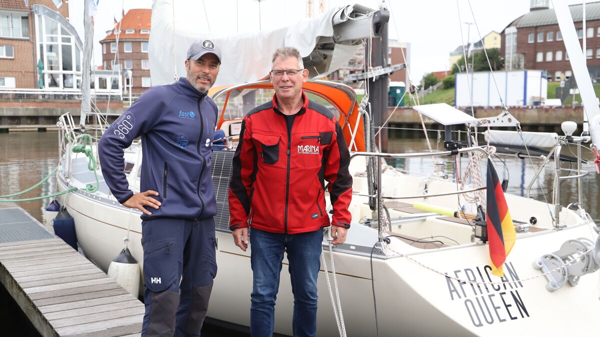 Skipper Philipp Hympendahl und Hafenmeister Heiko Horch vor der „African Queen“ in der City Marina. Hier bereitet Hympendahl sein Boot auf die Teilnahme an der Global Solo Challenge 2027 vor. Foto: Larschow