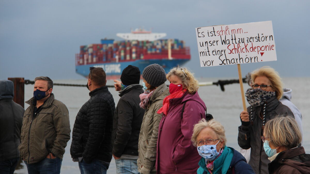 Immer wieder haben Bürgerinnen und Bürger in Cuxhaven gegen die Verklappungspläne Hamburgs vor Scharhörn demonstriert. Am Ende hat sich der Widerstand der Küstenbewohner offenbar ausgezahlt. Foto: Kramp