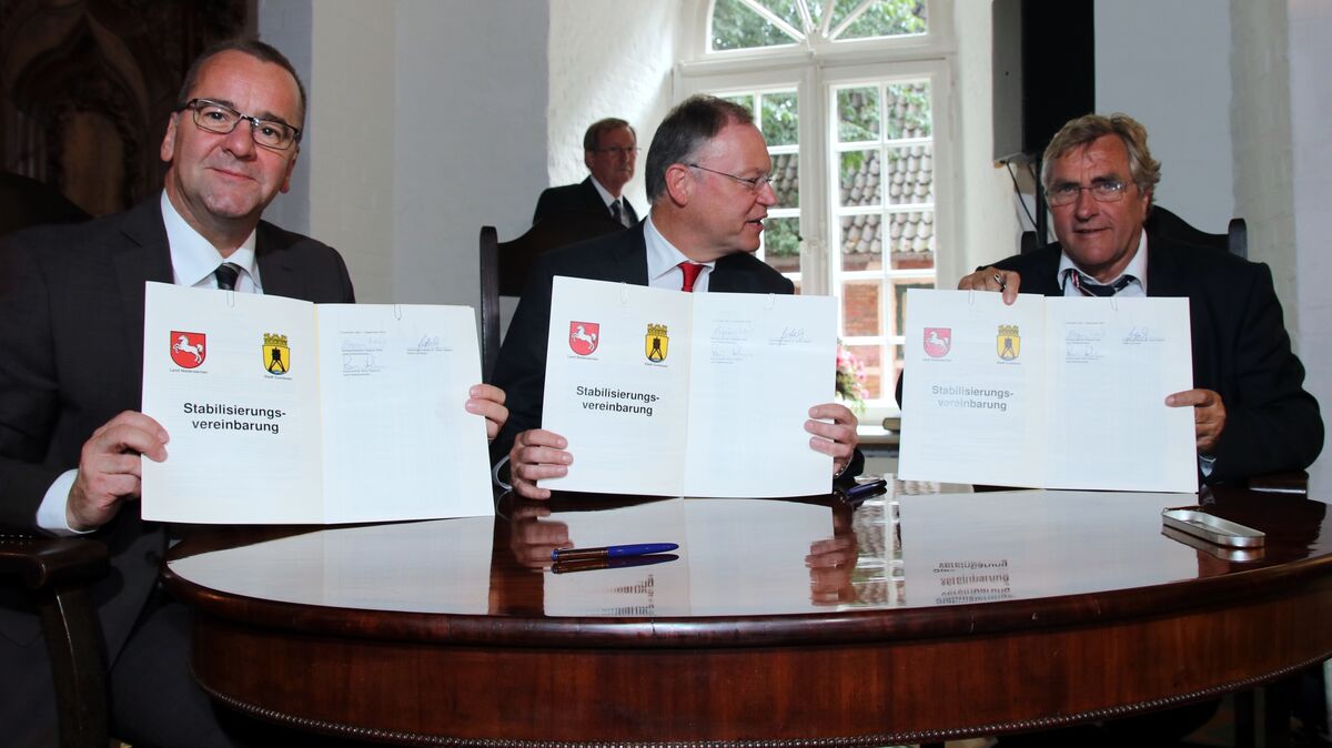 Meilenstein für Cuxhaven: Die Unterzeichnung der Stabilisierungsvereinbarung mit Innenminister Boris Pistorius, Ministerpräsident Stephan Weil und dem damaligen OB Ulrich Getsch (v. l.). Foto: Koppe