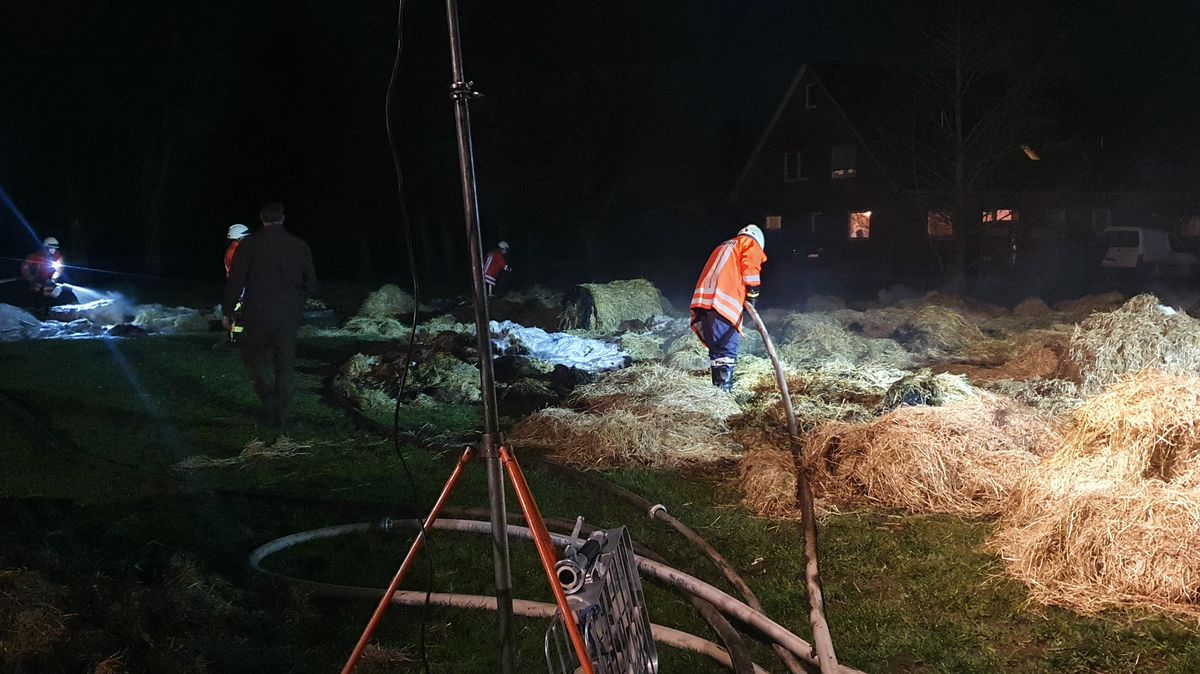 Nachdem mit einem Radlader die brennenden Heuvorräte auseinandergefahren waren, wurden die Glutnester mit Wasser abgelöscht und mit Schaum erstickt. Foto: Lange