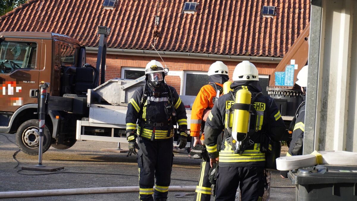 Die Feuerwehrleute müssen das Gebäude aufgrund der Rauchentwicklung mit Atemschutzgeräte nach weiteren Glutnestern absuchen. Foto: Brettschneider