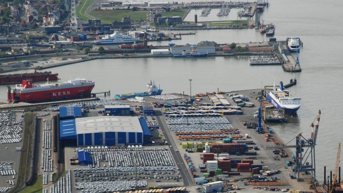 Das Cuxport-Terminal im Vordergrund, im Hintergrund rechts das Steubenhöft mit dem Fähranleger und damaliger Elb-Link-Fähre sowie dem Lentzkai. Foto: Cuxport-Archiv