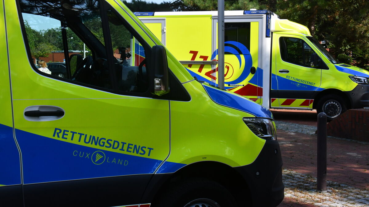 Neue Struktur, neues Erscheinungsbild: Die ersten Fahrzeuge der neuen Rettungsdienstflotte hatte der Landkreis im August vorgestellt. Nachdem das private Unternehmen "Falck" (Dorum) bereits frühzeitig auf die Kündigung des Rettungsdienstvertrages reagiert und die Segel gestrichen hatte, endet die Beauftragung des Deutschen Roten Kreuzes für die Altkreise Land Hadeln und Wesermünde in wenigen Tagen. Dann übernimmt der Landkreis Cuxhaven organisatorisch die Regie. Archivfoto: Egbert Schröder
