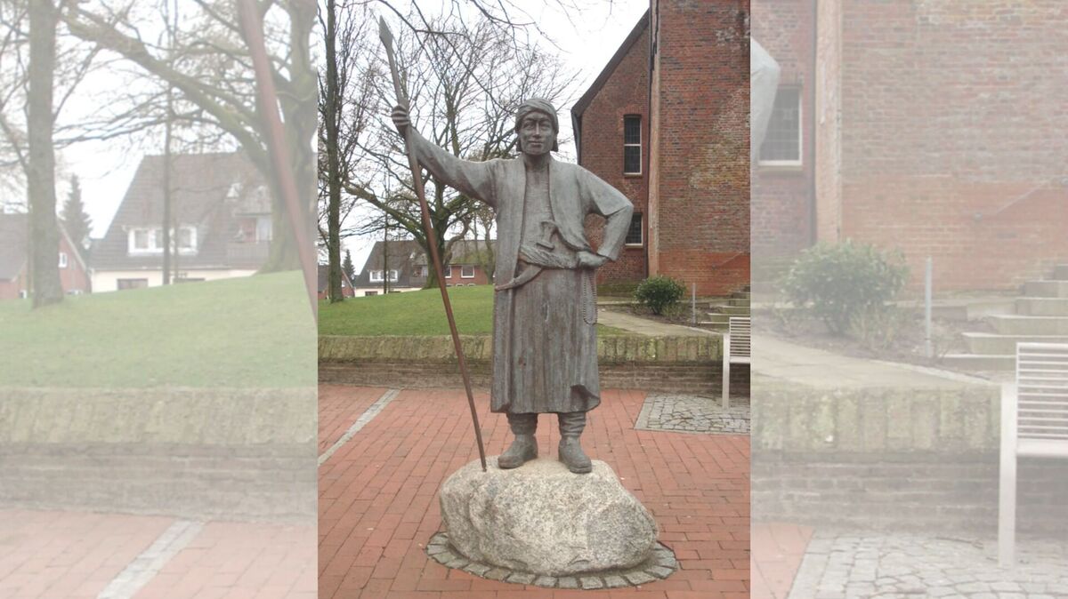 Das Standbild, 2004 von Frijo Müller-Belecke geschaffen, zur Erinnerung an Carsten Niebuhr vor der Lüdingworther St.-Jacobi-Kirche. Foto: Sammlung Bussler