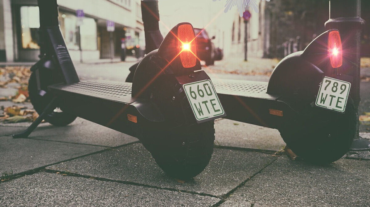 Grün war einmal: Im Straßenverkehr müssen Fahrzeuge wie E-Scooter versichert sein. Archivfoto: Polizei