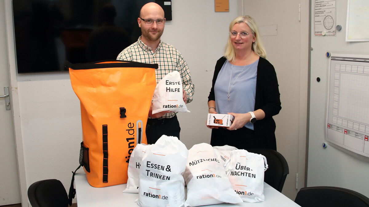 Für den Fall der Fälle gibt es auch fertige Lösungen zu kaufen: Lukas Nietfeld und Abteilungsleiterin Kerstin Wojke zeigen den (vornehmlich für Evakuierungsszenarien gedachten) Notfallrucksack eines kommerziellen Anbieters, in dem Ausrüstungsgegenstände thematisch geordnet in verschiedene Säckchen verpackt sind. Foto: Koppe