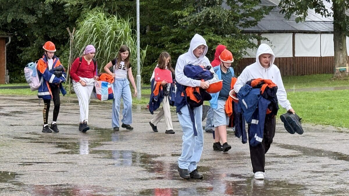 Anreise bei Regenwetter: Etwa 700 Nachwuchs-Feuerwehrleute und Betreuer kampieren bis zum kommenden Wochenende auf dem Gelände des Otterndorfer Sommercamps. Foto: Kreisjugendfeuerwehr Cuxhaven