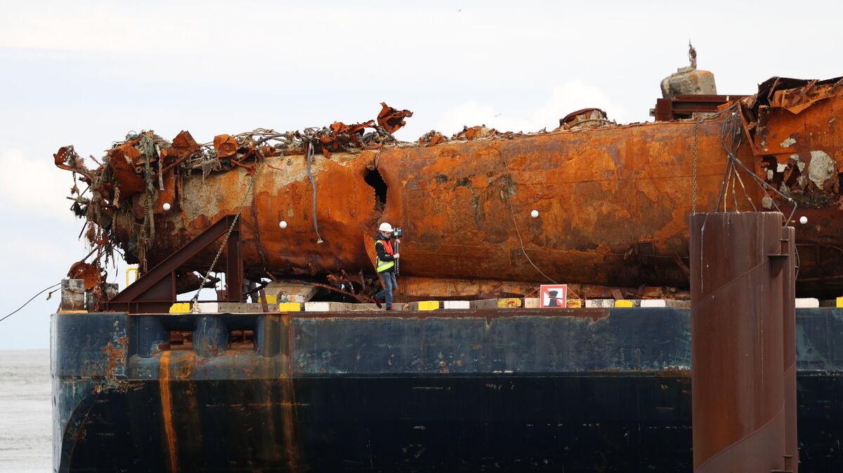 Zu sehen ist ein Mann, der damit beschäftigt ist, das U-Boot-Wrack zu vermessen. Das Deutsche Schifffahrtsmuseum in Bremerhaven erstellt ein aufwendiges digitales 3D-Modell. Foto: Larschow